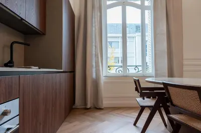 Cuisine ou kitchenette dans l'établissement Suite Velours by Collection Aura - Maison les Arcades face à la gare de Charleville-Mézières