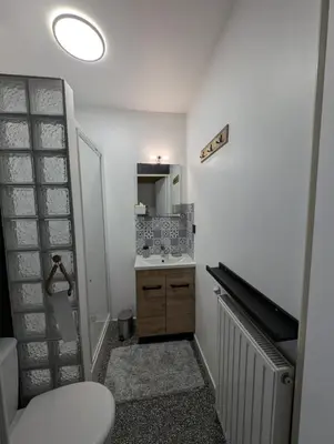 Salle de bains dans l'établissement Maison avec jardin Reims proche centre