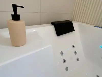 Salle de bains dans l'établissement Cocon Diamant - Nuit Romantique - Jacuzzi et Sauna Privatifs-Hyper-Centre