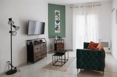 Télévision ou salle de divertissement dans l'établissement Evasion Prestige - Suite Spa, Sauna & Patio