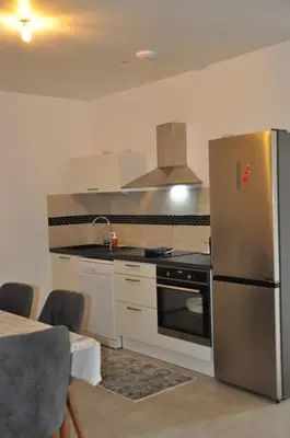 Cuisine ou kitchenette dans l'établissement Appartement avec Jardin