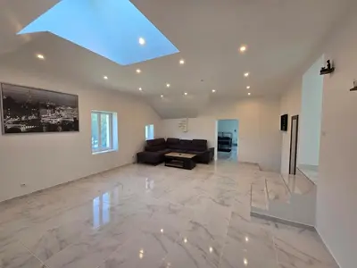 Coin salon dans l'établissement Appartement 150m2 avec jardin 3000 m2