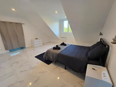 Un ou plusieurs lits dans un hébergement de l'établissement Appartement 150m2 avec jardin 3000 m2