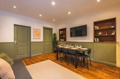 Télévision ou salle de divertissement dans l'établissement L'Écrin des Vignes - 4 chambres - hyper centre