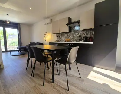 Cuisine ou kitchenette dans l'établissement Sidney - 6P - Centre ville