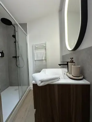 Salle de bains dans l'établissement Suite Nova 4 personnes - Vue Hôtel de Ville - à quelques minutes du centre-ville de Charleville-Mézières