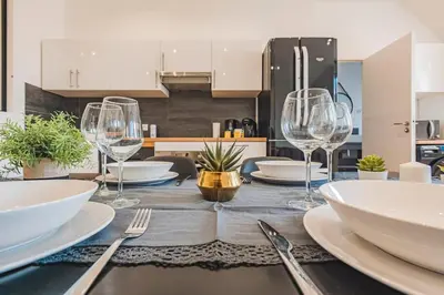 Cuisine ou kitchenette dans l'établissement Stuart elegance with Cathedral view, Ideal for Families