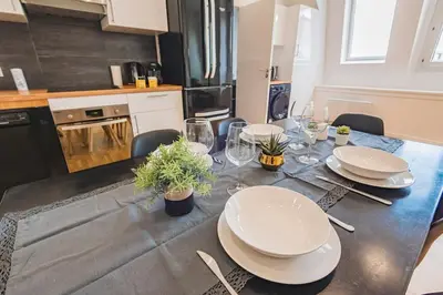 Cuisine ou kitchenette dans l'établissement Stuart elegance with Cathedral view, Ideal for Families