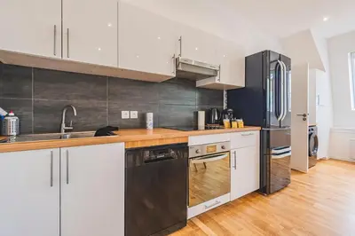 Cuisine ou kitchenette dans l'établissement Stuart elegance with Cathedral view, Ideal for Families