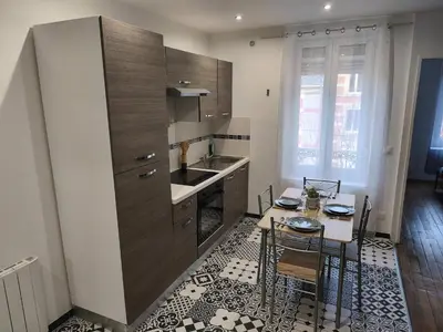 Cuisine ou kitchenette dans l'établissement Appartement budget avec parking au centre-ville
