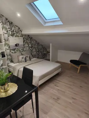Un ou plusieurs lits dans un hébergement de l'établissement Studio confortable avec parking