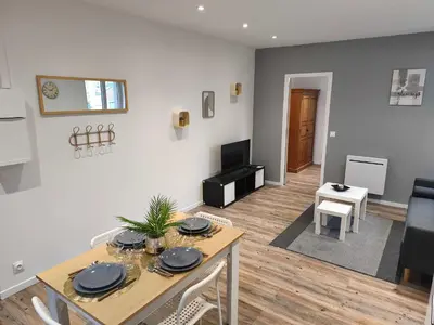 Télévision ou salle de divertissement dans l'établissement Appart budget avec parking au centre-ville