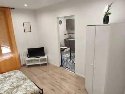 Télévision ou salle de divertissement dans l'établissement Studio budget avec parking