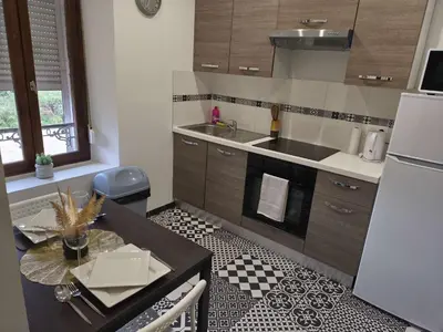 Cuisine ou kitchenette dans l'établissement Studio budget avec parking