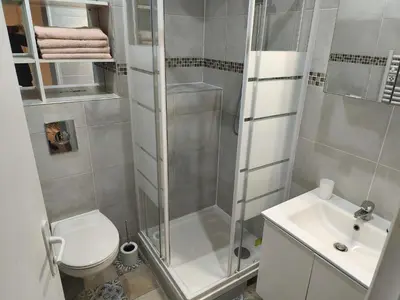 Salle de bains dans l'établissement Budget Studio avec Parking