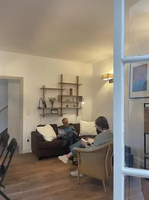 Coin salon dans l'établissement Le relais de Victor et son garage à vélos