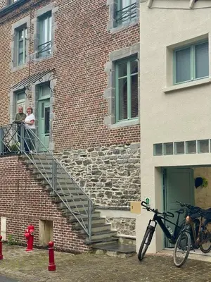 Vélo sur le terrain de l'établissement Le relais de Victor et son garage à vélos ou dans les environs