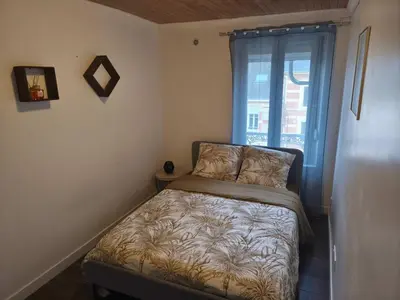 Un ou plusieurs lits dans un hébergement de l'établissement Downtown Apartment with Garage Parking