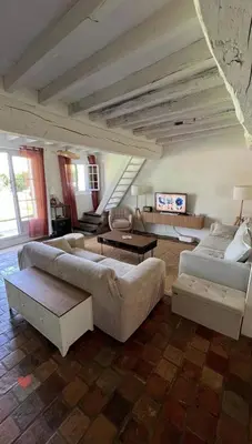 Coin salon dans l'établissement Grande maison avec piscine 13 couchages proche Paris