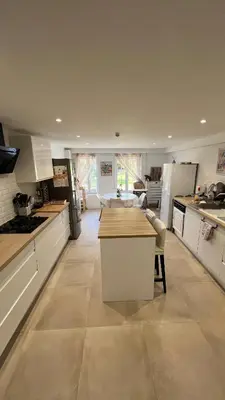 Cuisine ou kitchenette dans l'établissement Grande maison avec piscine 13 couchages proche Paris
