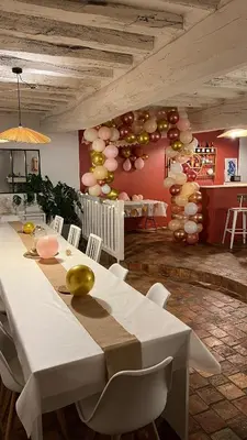 Coin salon dans l'établissement Grande maison avec piscine 13 couchages proche Paris