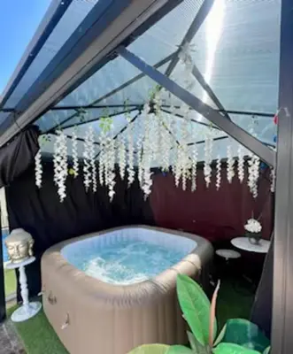 Plan de l'établissement Nature, évasion, jacuzzi, grande piscine et cinéma