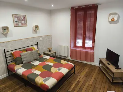 Un ou plusieurs lits dans un hébergement de l'établissement Cozy Studio avec Parking Charleville