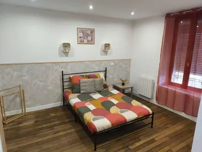 Un ou plusieurs lits dans un hébergement de l'établissement Cozy Studio avec Parking Charleville