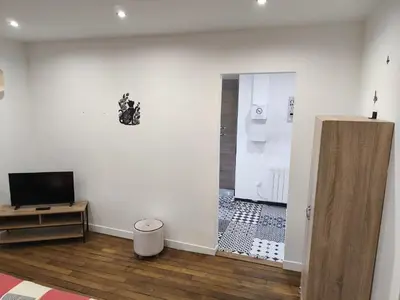 Télévision ou salle de divertissement dans l'établissement Cozy Studio avec Parking Charleville