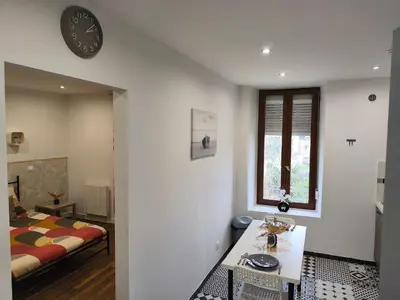 Un ou plusieurs lits dans un hébergement de l'établissement Cozy Studio avec Parking Charleville