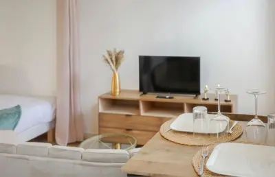 Télévision ou salle de divertissement dans l'établissement Le Clemenceau 1