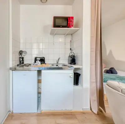 Cuisine ou kitchenette dans l'établissement Le Clemenceau 1