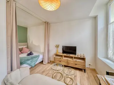 Télévision ou salle de divertissement dans l'établissement Le Clemenceau 1