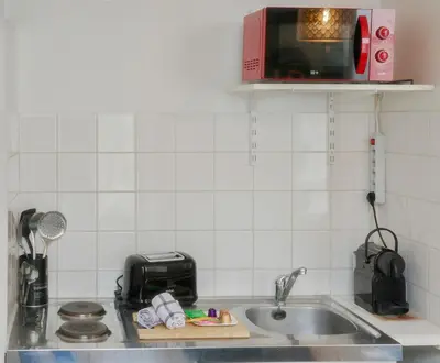Cuisine ou kitchenette dans l'établissement Le Clemenceau 1