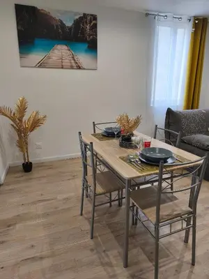 Coin salon dans l'établissement Studio Chic avec parking au centre ville
