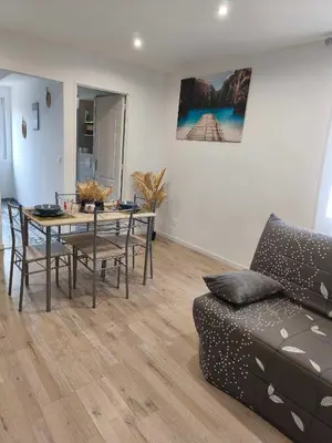Coin salon dans l'établissement Studio Chic avec parking au centre ville