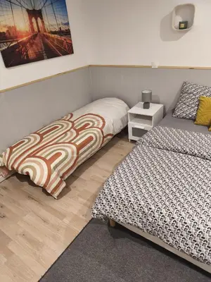 Un ou plusieurs lits dans un hébergement de l'établissement Studio Chic avec parking au centre ville