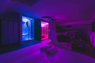 Un ou plusieurs lits dans un hébergement de l'établissement Loft Spa Sauna Hammam Hydromassage