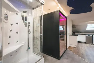 Salle de bains dans l'établissement Loft Spa Sauna Hammam Hydromassage