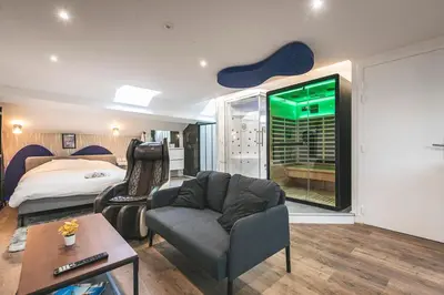 Un ou plusieurs lits dans un hébergement de l'établissement Loft Spa Sauna Hammam Hydromassage
