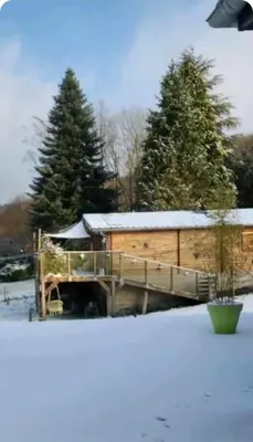 L'établissement Chalet près du lac en hiver
