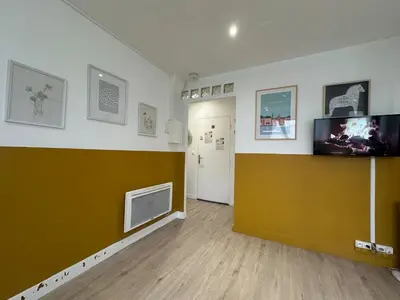Télévision ou salle de divertissement dans l'établissement C Stockholm - Studio cosy avec extérieur privatif