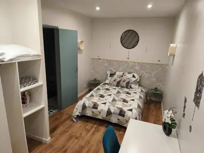 Un ou plusieurs lits dans un hébergement de l'établissement Appartement RDC avec parking au centre-ville