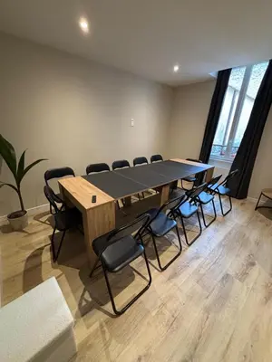 Coin salon dans l'établissement Maison de standing au centre de Reims 7 chambres avec 7 salles de bain, sauna, cour privée