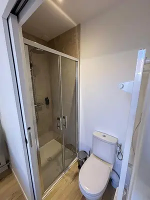 Salle de bains dans l'établissement Maison de standing au centre de Reims 7 chambres avec 7 salles de bain, sauna, cour privée