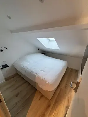 Un ou plusieurs lits dans un hébergement de l'établissement Maison de standing au centre de Reims 7 chambres avec 7 salles de bain, sauna, cour privée