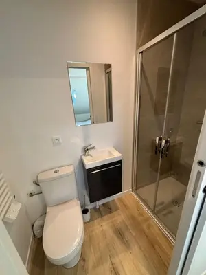 Salle de bains dans l'établissement Maison de standing au centre de Reims 7 chambres avec 7 salles de bain, sauna, cour privée