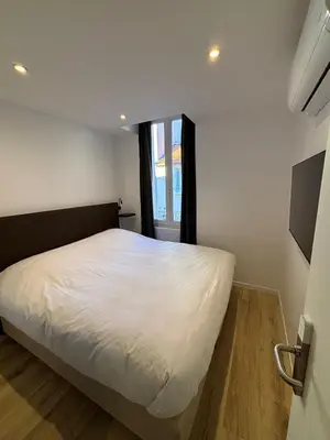 Un ou plusieurs lits dans un hébergement de l'établissement Maison de standing au centre de Reims 7 chambres avec 7 salles de bain, sauna, cour privée