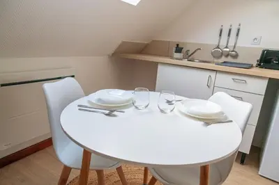 Cuisine ou kitchenette dans l'établissement Aceta Home Saint-Quentin - Appartement Jardin Sauge