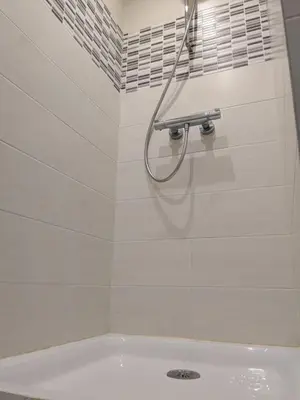 Salle de bains dans l'établissement Dépendance demi-sol proche Disneyland & Vallée Village outlet